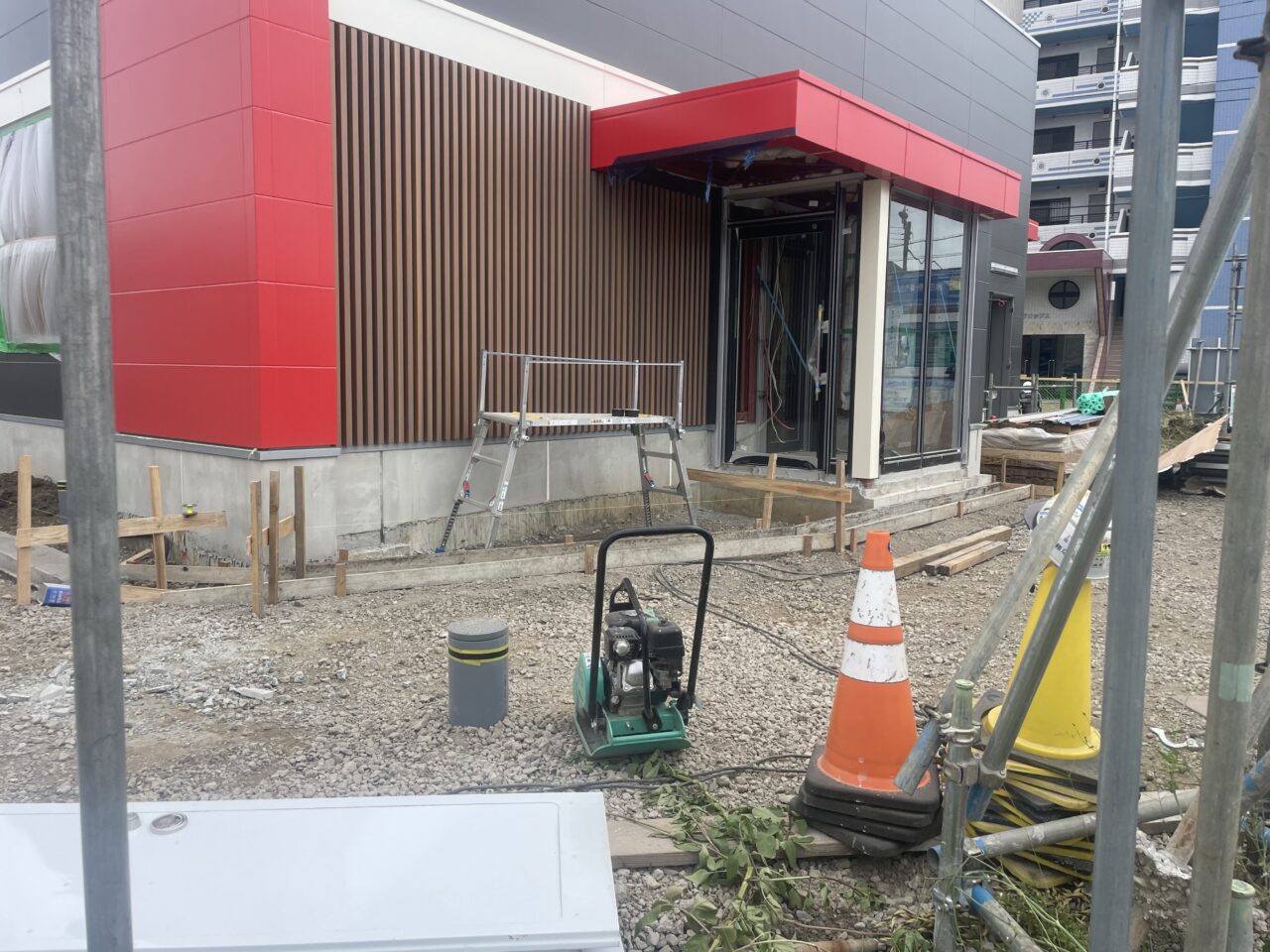 工事中のマクドナルド茅ヶ崎甘沼店の入口付近