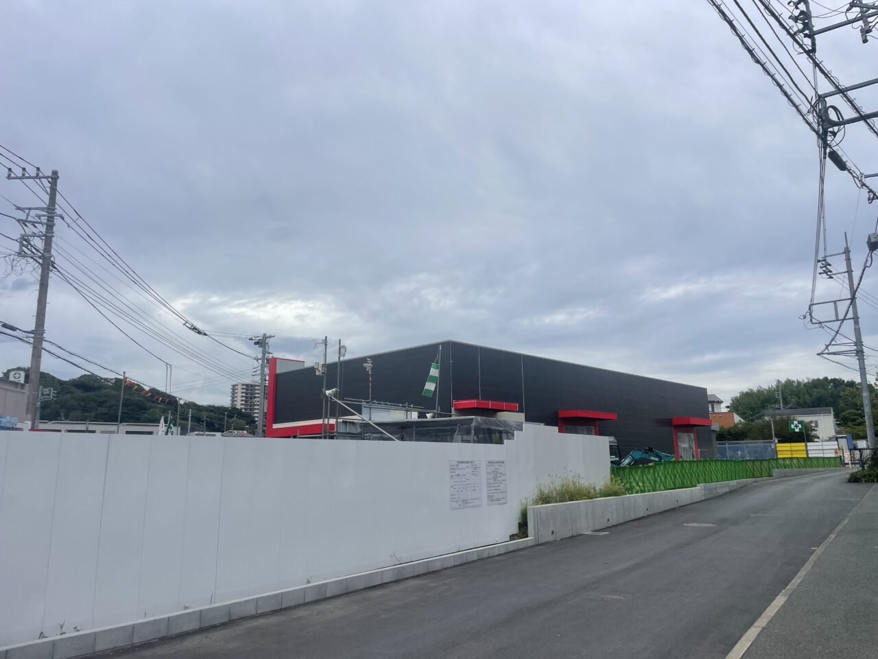別方向から見た建設中のマクドナルド茅ヶ崎甘沼店