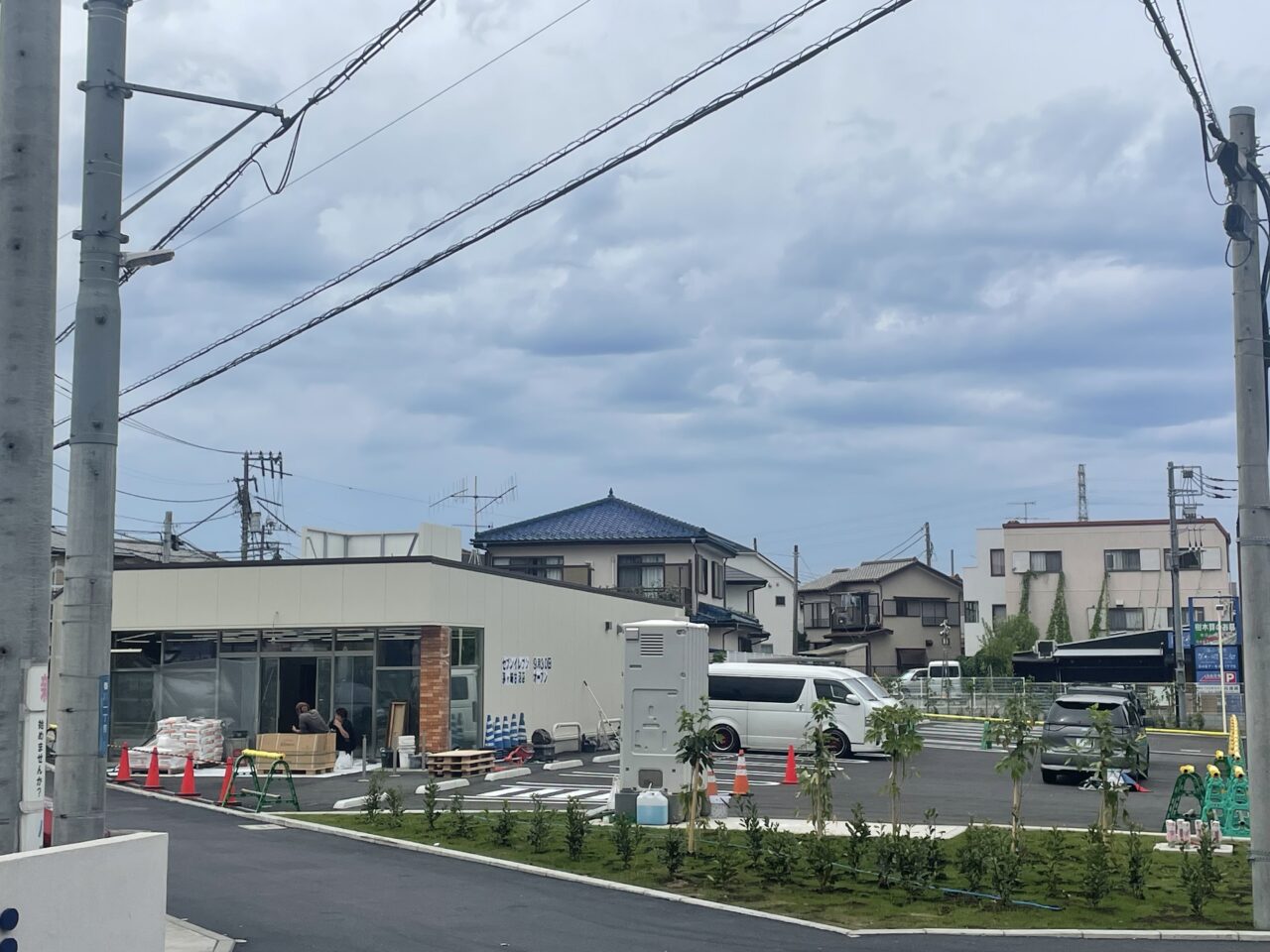 オープンに向けて駐車場や植栽の整備が進むセブン-イレブン茅ヶ崎甘沼店