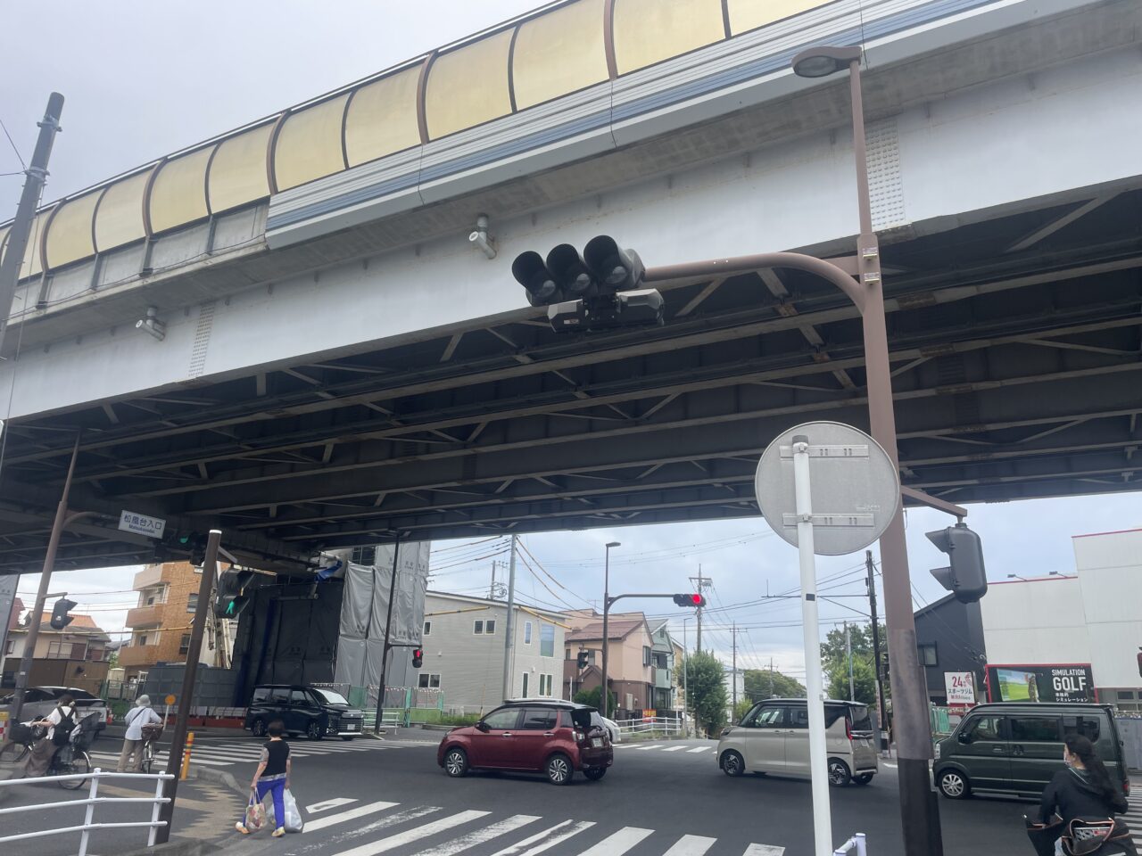 セブン-イレブン茅ヶ崎甘沼店近くの松風台入口交差点
