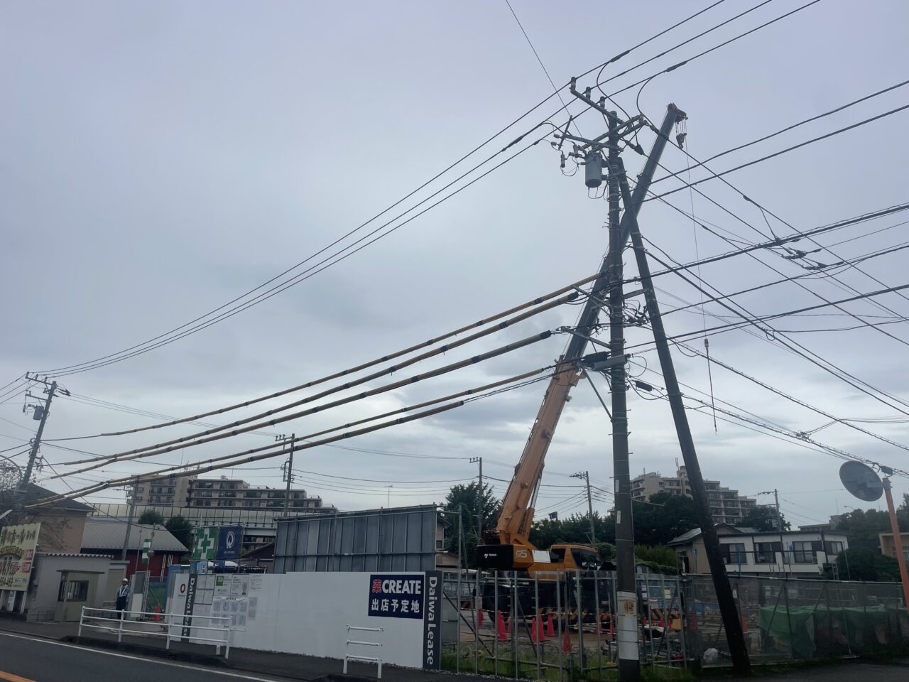 大型クレーンが入り建設工事が進む下町屋のクリエイト出店予定地