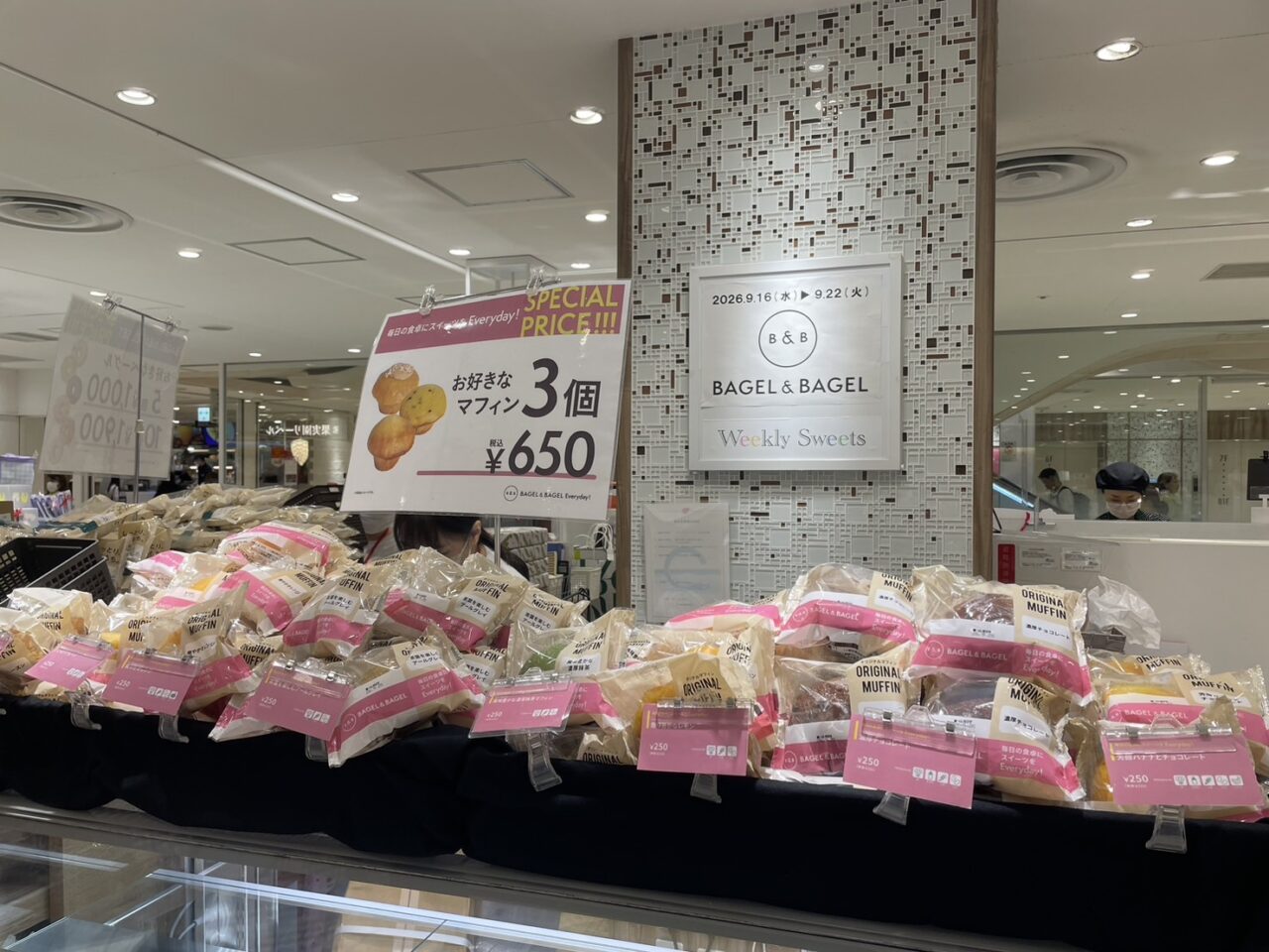 BAGEL & BAGEL期間限定ショップでベーグルを選ぶ来店客