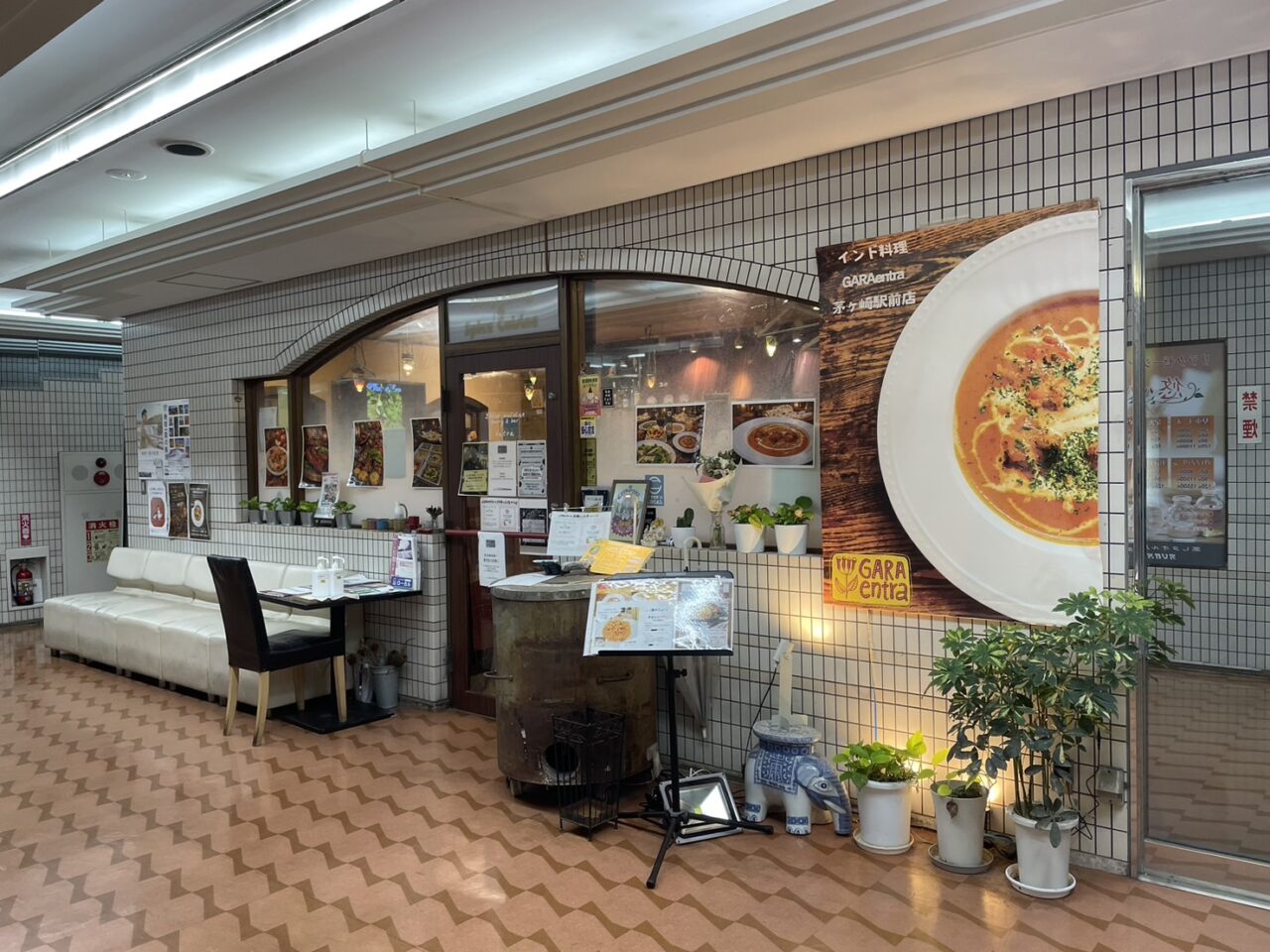 茅ヶ崎駅南口近くにあるGARAentra茅ヶ崎駅前店の店舗外観