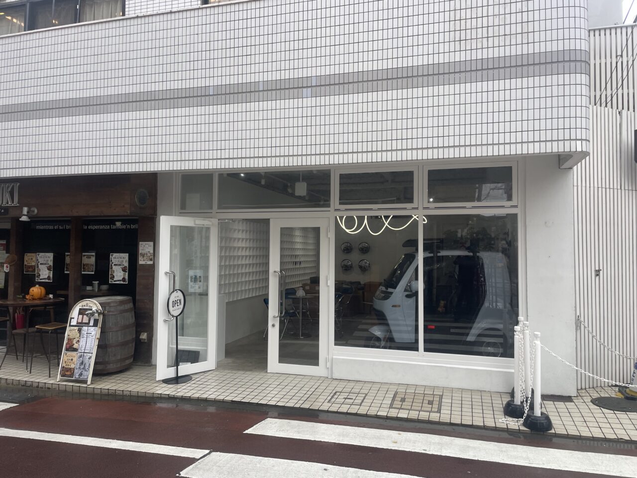 電動トゥクトゥクの実車が見えるTUKLARの店舗