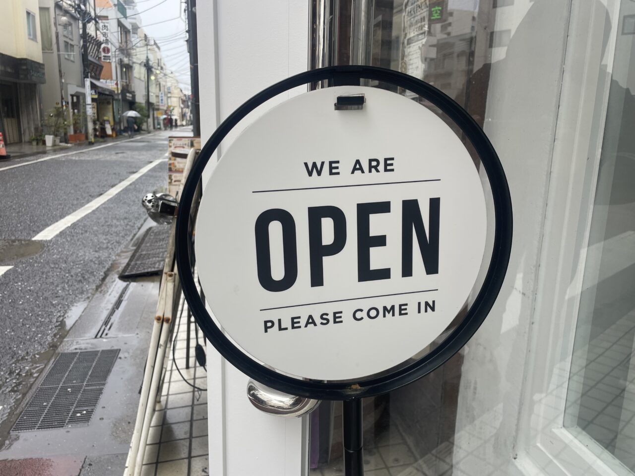 TUKLARの入口に置かれたOPENの看板