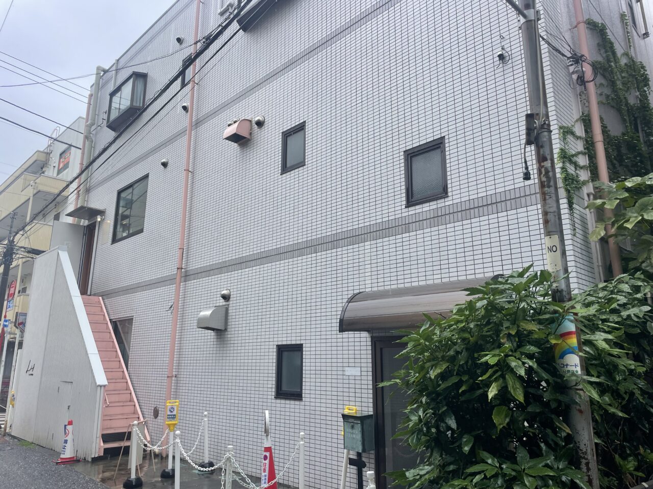 TUKLARが入る白いタイル張りの建物