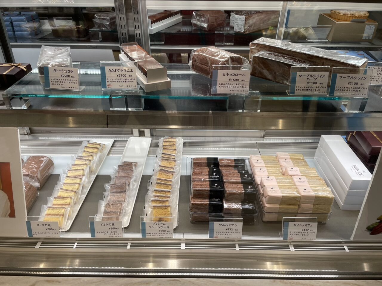 奥信濃BUNZOのガトーショコラや生チョコロールなどが並ぶショーケース