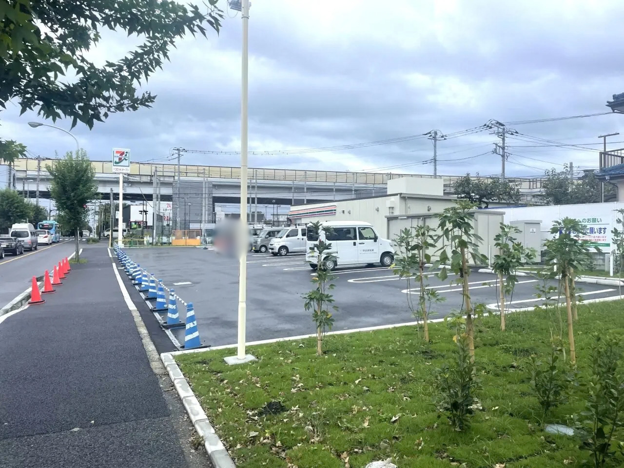 セブン-イレブン茅ヶ崎甘沼店付近の新湘南バイパス高架と周辺風景