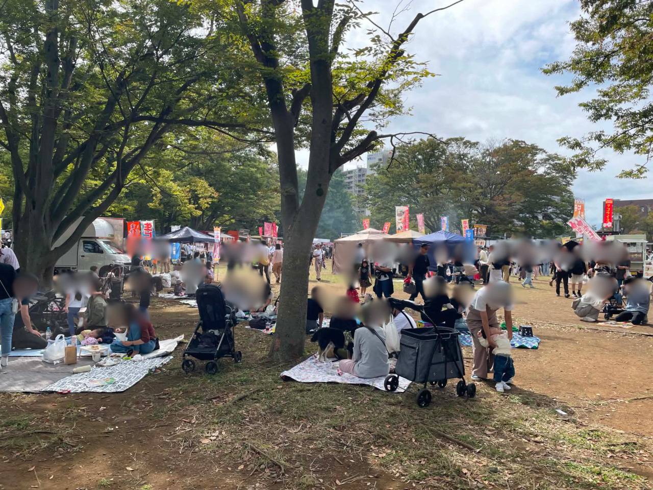 キッチンカーグルメを楽しむ来場者でにぎわう過去開催時の第一カッターきいろ公園