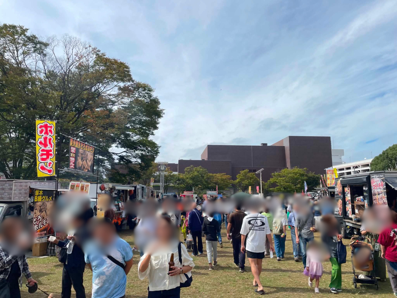第一カッターきいろ公園に多数のキッチンカーが並んだ過去開催時の様子
