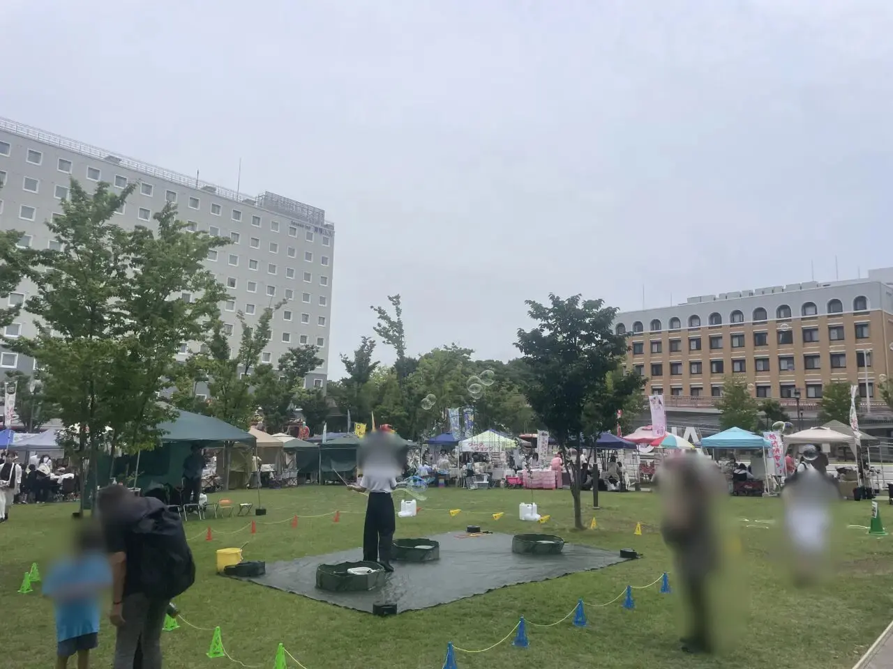 茅ヶ崎市役所前広場で過去に開催された別イベントの参考風景