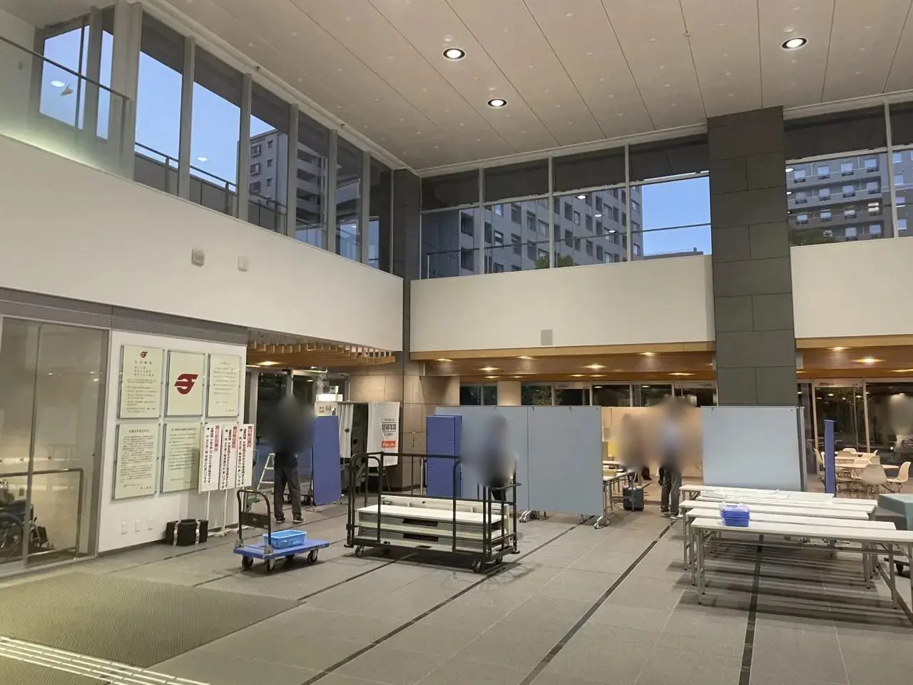 茅ヶ崎市役所1階で進められている市長選挙の期日前投票所準備の様子