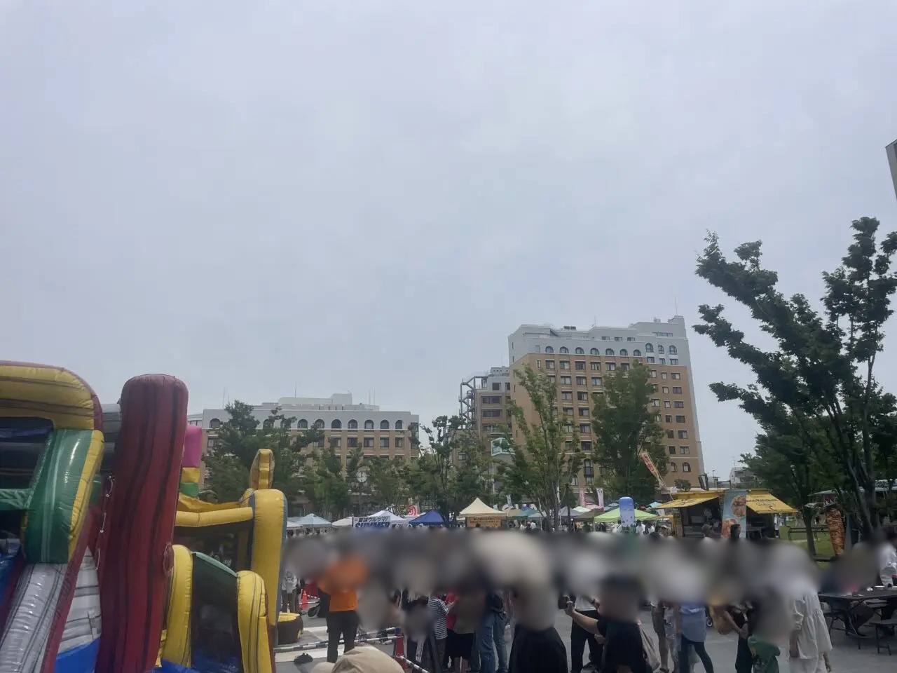 過去に茅ヶ崎市役所前広場で開催されたASOVIVAふわふわフェスの会場風景