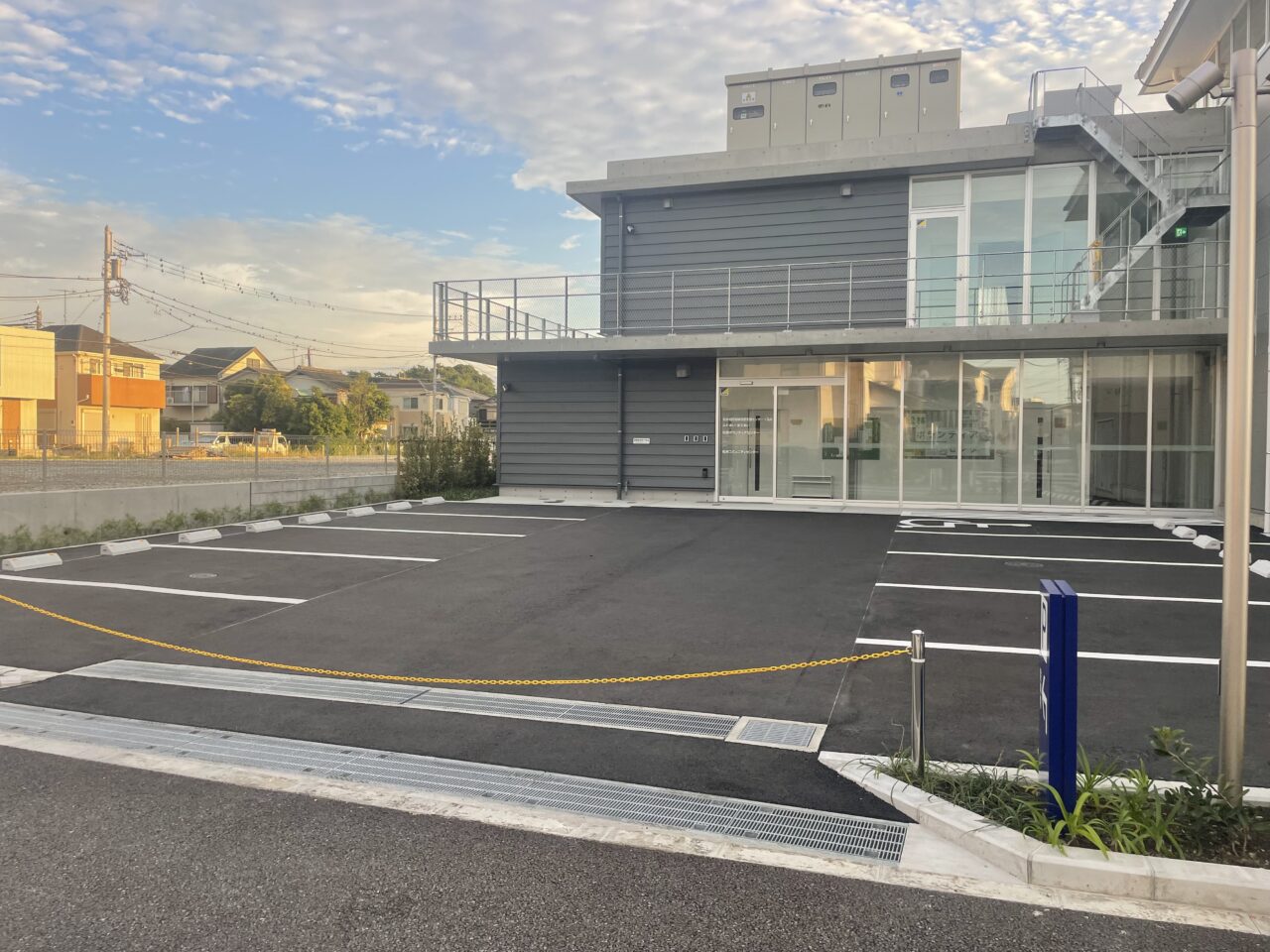 駐車スペースが整備された茅ヶ崎市高田の松林コミュニティセンター