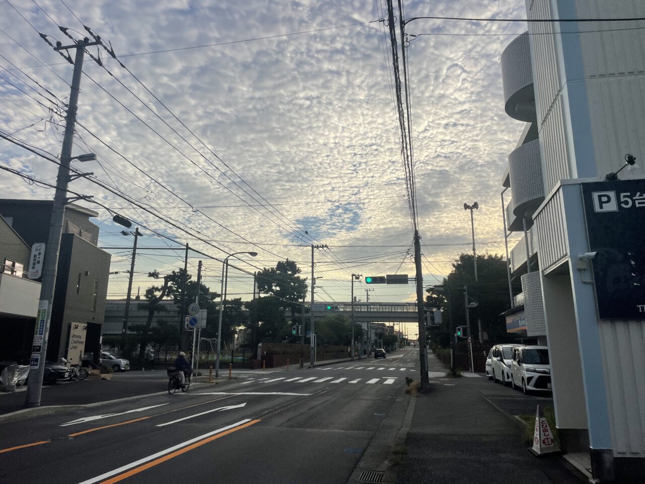 NODE HAMASUKAが面する茅ヶ崎市浜須賀の鉄砲通りと浜須賀入口付近の交差点