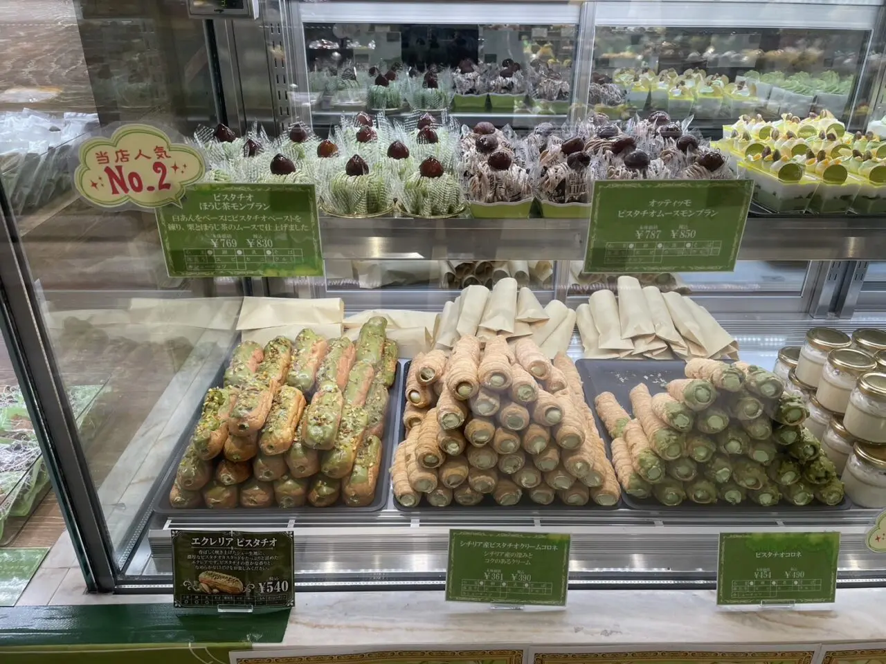 PISTACCHIERIAのピスタチオモンブランやピスタチオコロネが並ぶショーケース