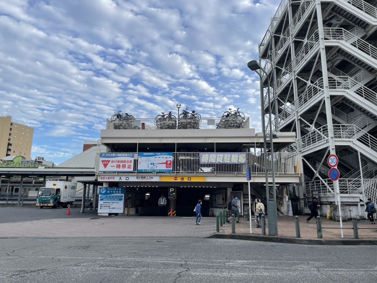 複数階に自転車駐輪スペースがあるラスカ茅ヶ崎北口自転車駐輪場の全景