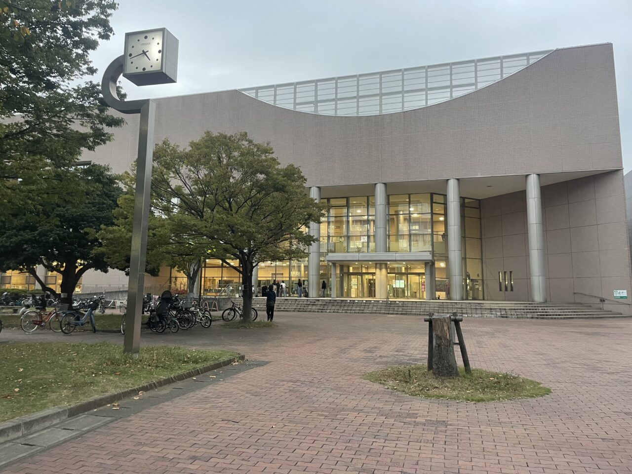 茅ヶ崎市役所近くにある茅ヶ崎市総合体育館の外観