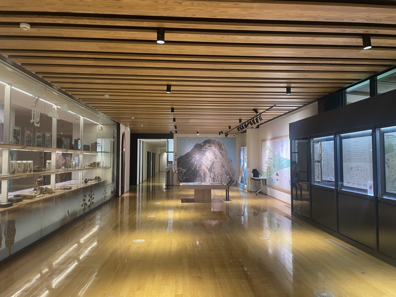 地域の歴史や文化に関する資料が展示されている茅ヶ崎市博物館の館内
