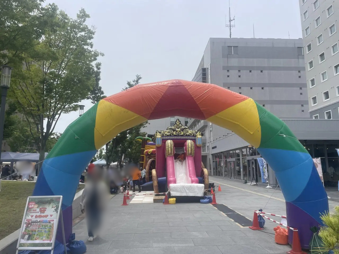 ASOVIVAふわふわフェスの過去開催時に茅ヶ崎市役所前広場へ設置されたエア遊具
