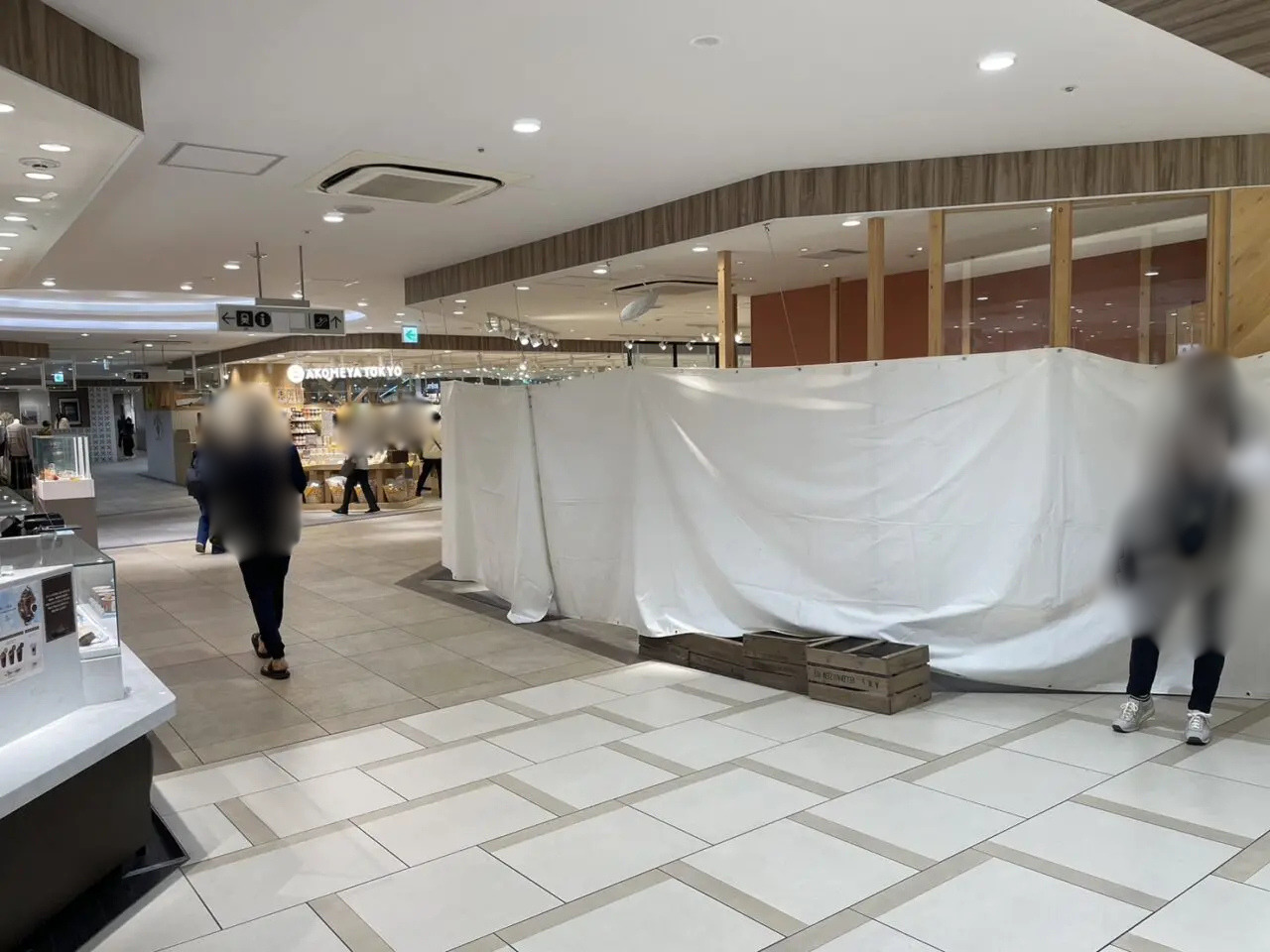 白い幕で囲われ出店準備中のラスカ茅ヶ崎3階イベントスペース